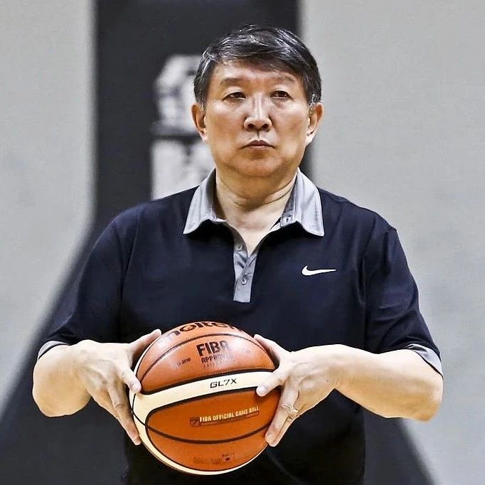 宫鲁鸣接替郑薇，担任中国女篮主教练