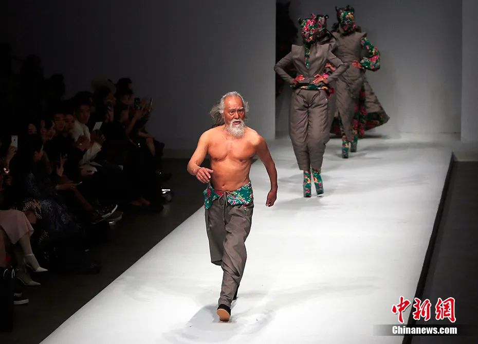 2015年中国国际时装周，走上T台的王德顺。来源：视觉中国