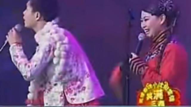 2007年小沈阳沈春阳成名前在天津春晚表演二人转《笑在新春》