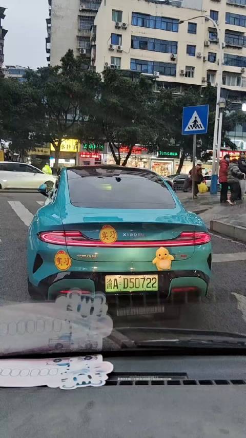 这俩实习标，贴的真贴切！ 市区开车，真的不需要后视镜嘛！