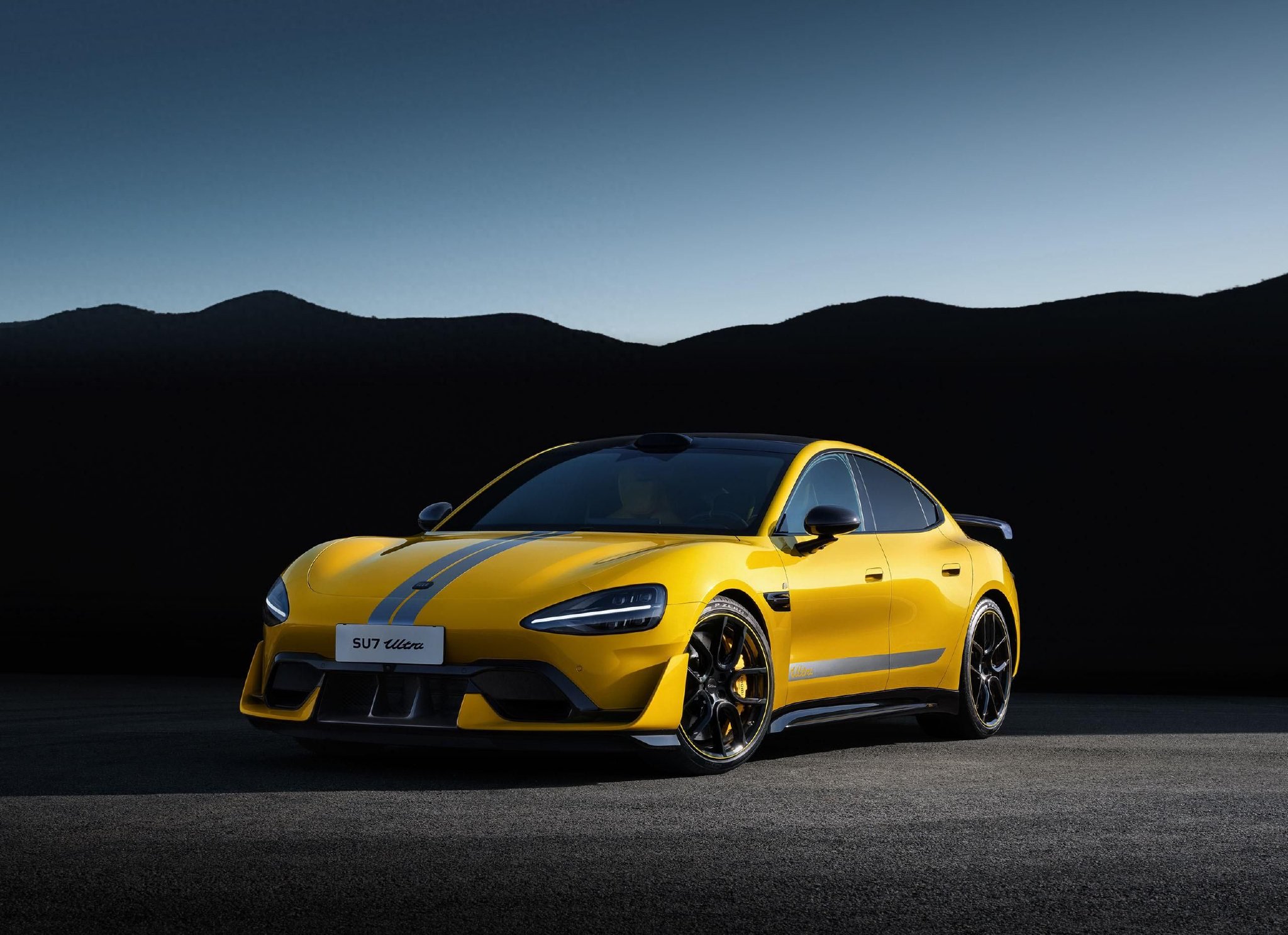 小米SU7 Ultra成上赛最速量产车，保时捷祝贺后雷军回应“有格局”