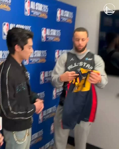 勇士官方ins晒出王鹤棣和库里交换礼物视频…