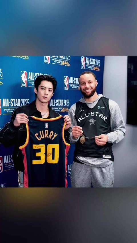 又追星成功啦！送给了库里许七安护身符，而库里则回赠了一件to签球衣…