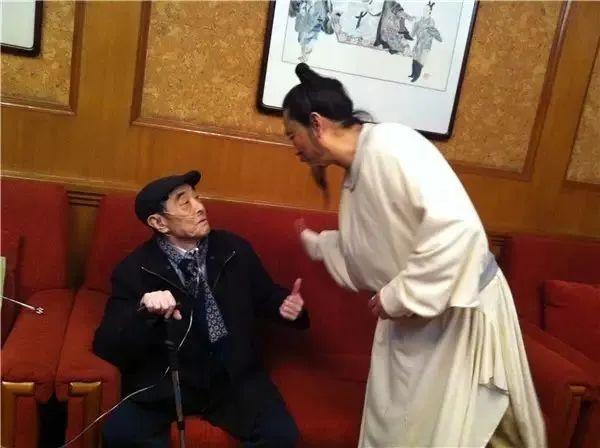 濮存昕饰演李白、吴珊珊饰演腾空子（右）