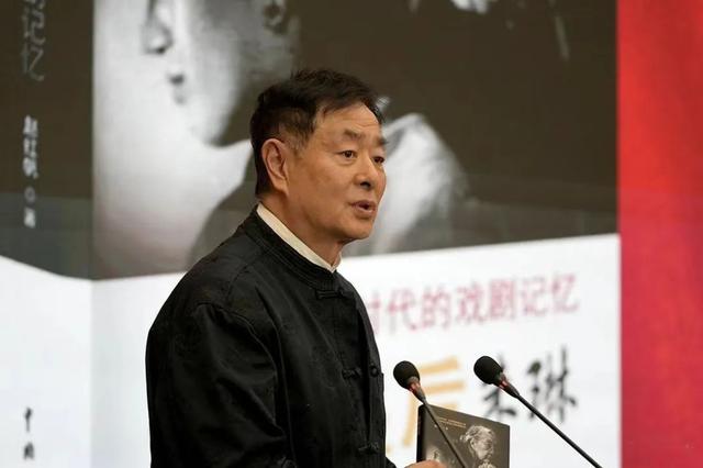 濮存昕饰演李白、吴珊珊饰演腾空子（右）