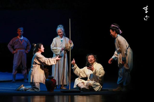 濮存昕饰演李白、吴珊珊饰演腾空子（右）