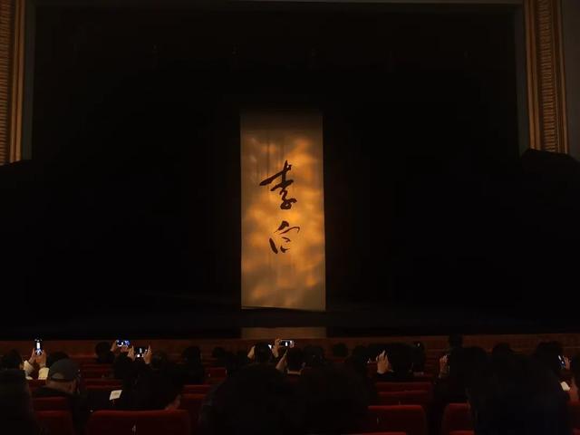 濮存昕饰演李白、吴珊珊饰演腾空子（右）