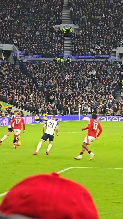 现场实拍：热刺进球后，B费第一时间对德里赫特的防守表示不满