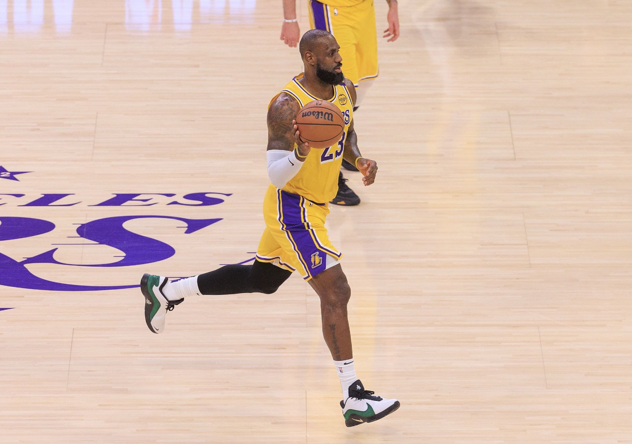 詹姆斯冲击季后赛的关键阶段赛程盘点最后冲刺期对阵排名球队的胜负影响