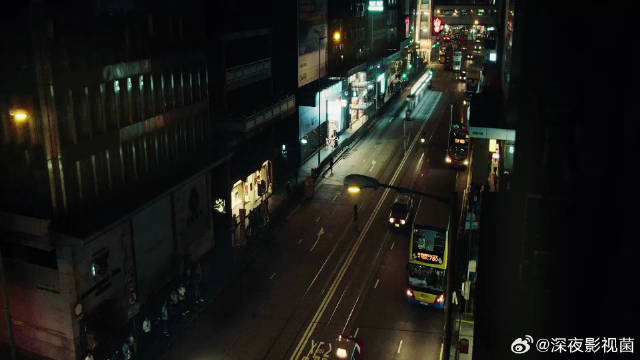 警察闹市追毒枭，上演生死时速，路人遭大殃