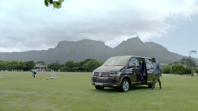 前些年的大众T6官方TVC，广告圈老炮奥美拍的，气氛确实烘托得不错