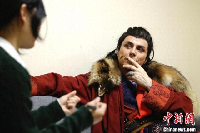 2月16日，法国音乐剧演员洛朗·班在音乐剧《长安十二时辰》后台接受中新社记者专访。 王紫儒 摄