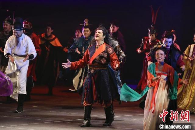 2月16日，音乐剧《长安十二时辰》的一众演员在演出结束后进行返场表演。图为法国音乐剧演员洛朗·班返场演唱。 王紫儒 摄