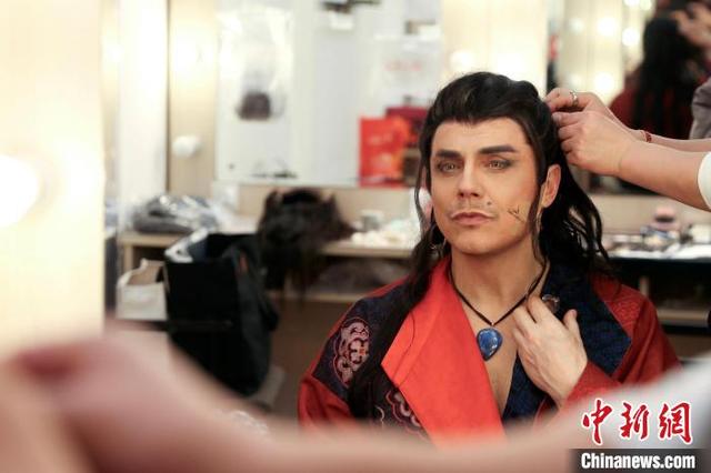 2月16日，法国音乐剧演员洛朗·班在音乐剧《长安十二时辰》后台补妆。 王紫儒 摄