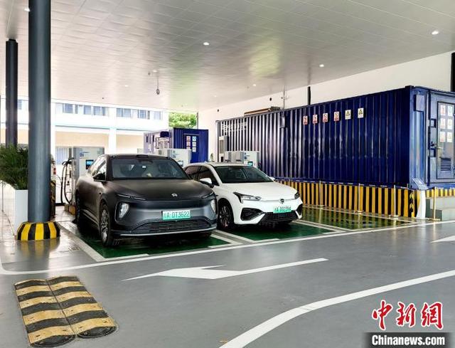 在位于海口的海南省充换电一张网示范基地,新能源汽车正在充电。(资料图)中新网记者 王晓斌摄