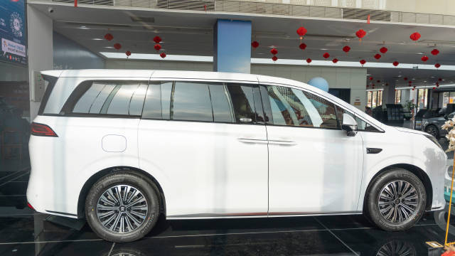 实拍比亚迪夏：配备天神之眼高阶智驾…