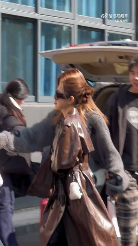 传闻后初现身，周扬青一身帅气皮衣，墨镜遮面难掩好状态！