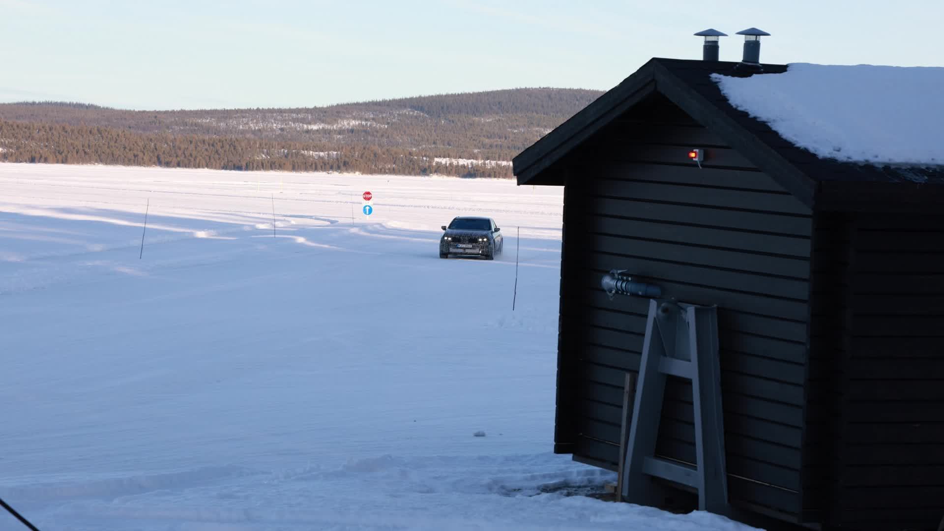 经典双肾格栅的电动新生：宝马 i3 Neue Klasse 轿车路测图曝光