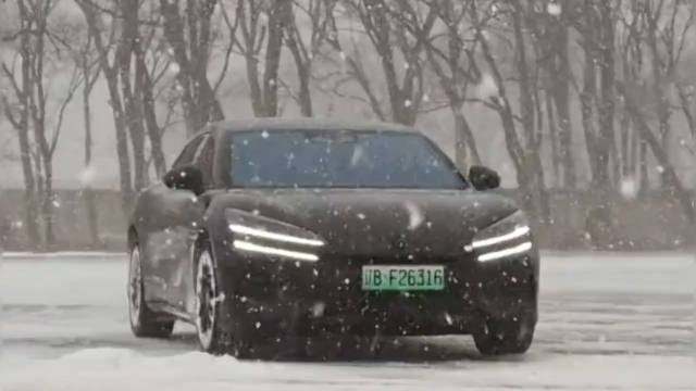 腾势Z9GT的三个电机全部独立驱动，形成三个动力源