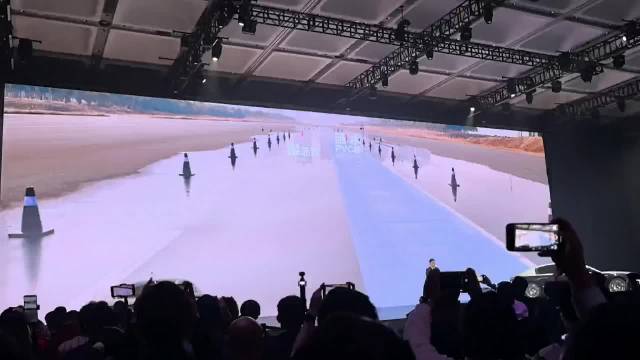 行业首个 120km/h 前轮爆胎，稳定车辆姿态不失控，这个看上去有点狠