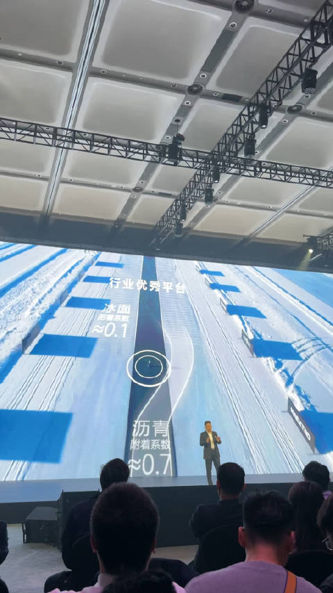 奔驰 S 级又被拿出来对标了，冰雪路面紧急避障测试