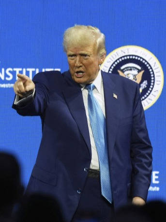 特朗普已清理10万公务员