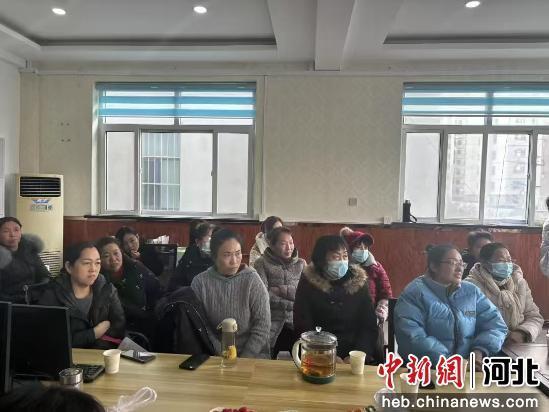 学员们正在认真听课。 李成浩 摄