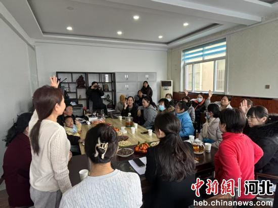 学员们就实际操作中的问题举手提问。 李成浩 摄