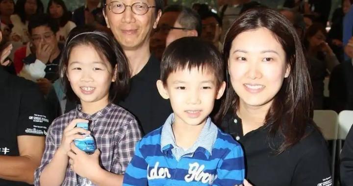 47岁伏明霞现状：稍显发福，和70岁丈夫依旧恩爱，女儿颜值高