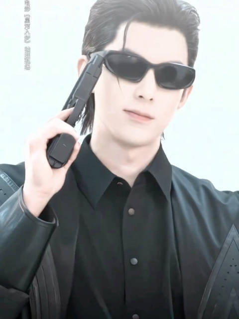 背头 墨镜 黑皮衣 全踩在我的苏点上