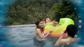 SHE从翻脸到互吻只要两分钟 本来是找selina大哭缘由…