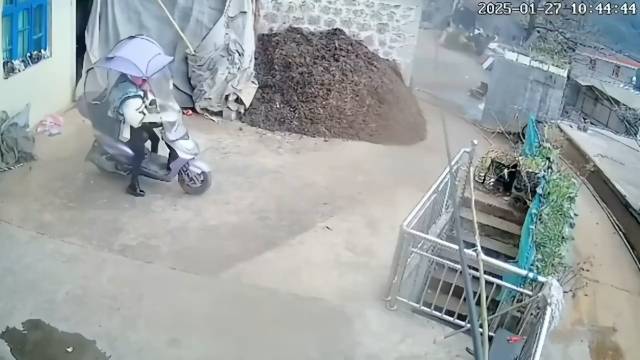 电驴操作失误现场，笑喷了！让子弹飞一会儿，看看后续情况再说吧！