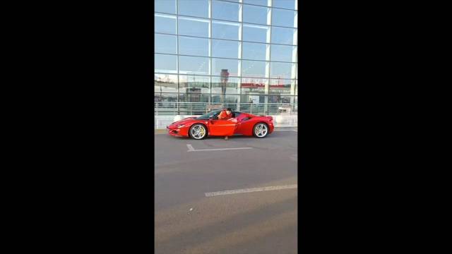 ←从上次开劳斯莱斯去机场，到如今的法拉利…