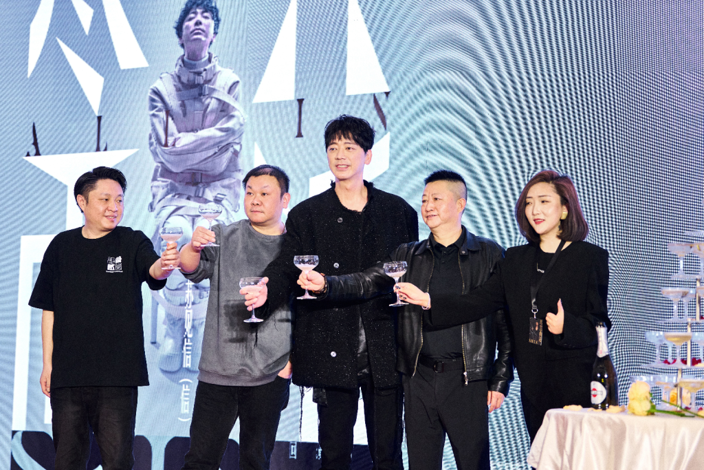 信和主办方代表一同为巡回演唱会揭幕