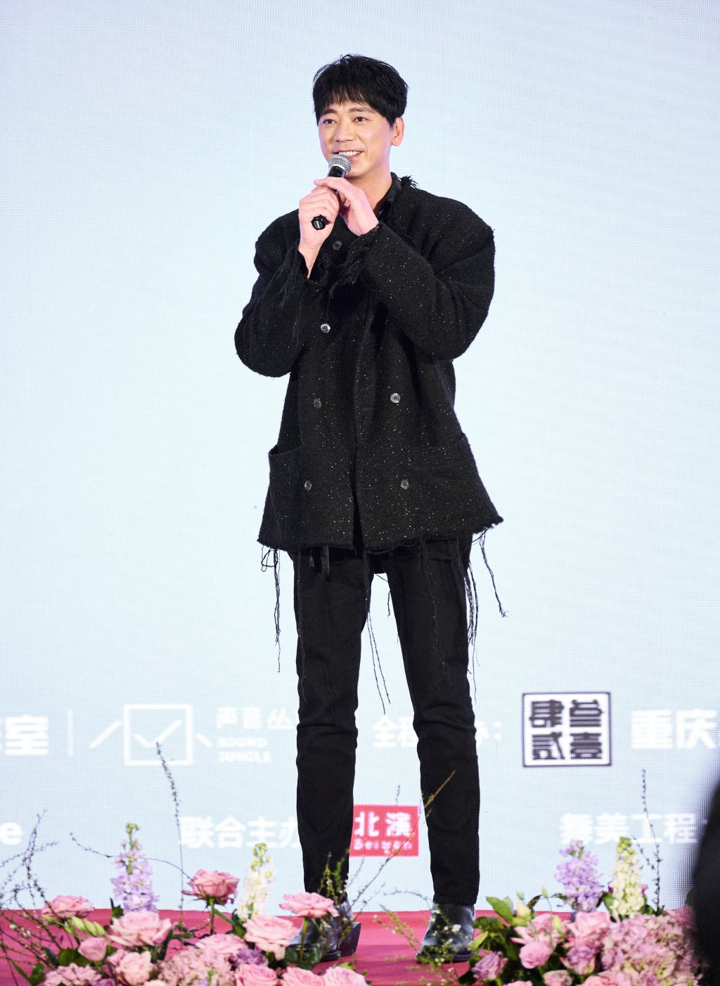 启动仪式现场，歌手苏见信