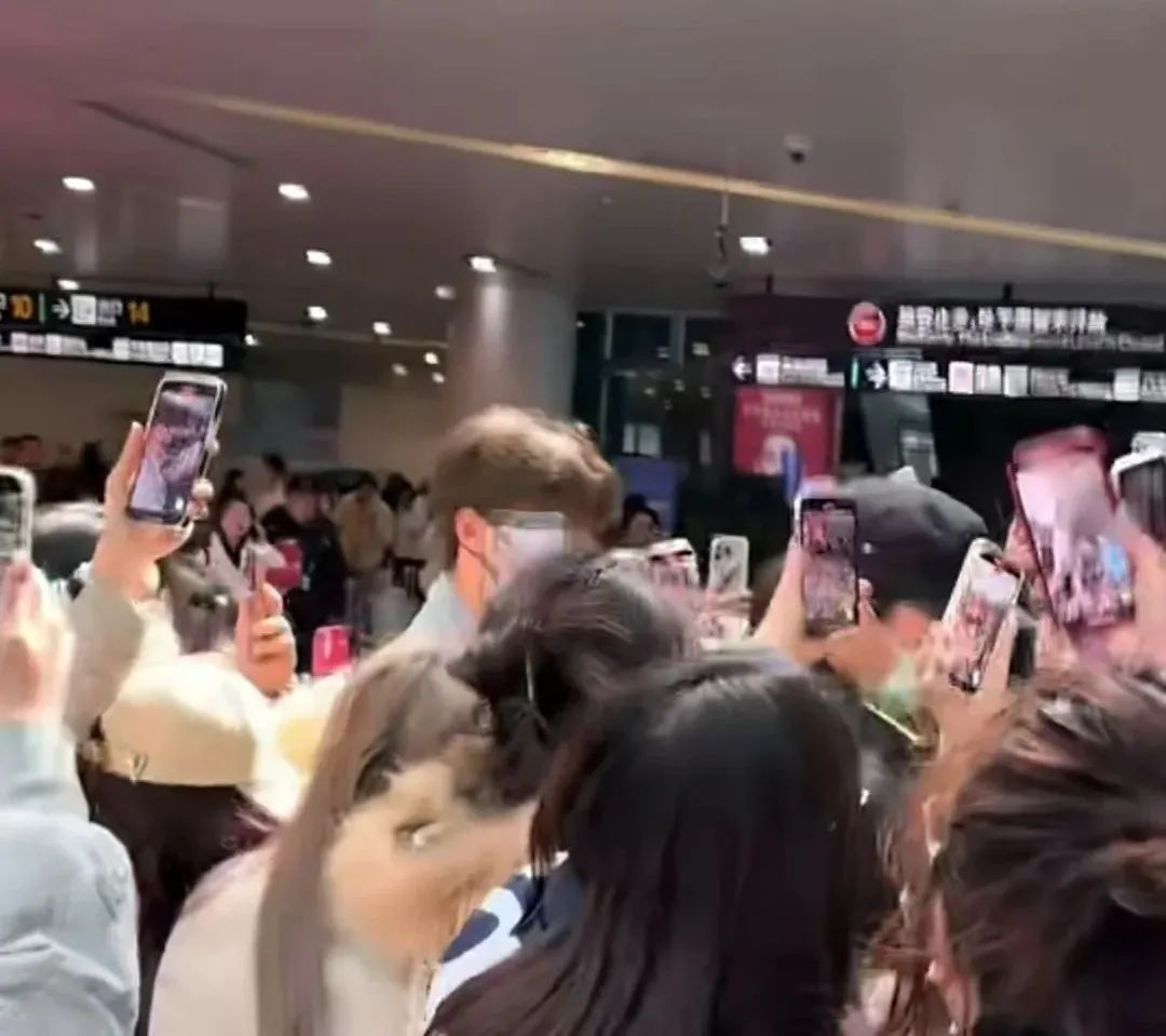 ▲有网友发文称乘坐深圳航空ZH9115从深圳宝安机场飞北京时，遇到了一个男团插队登机。图/网络视频截图