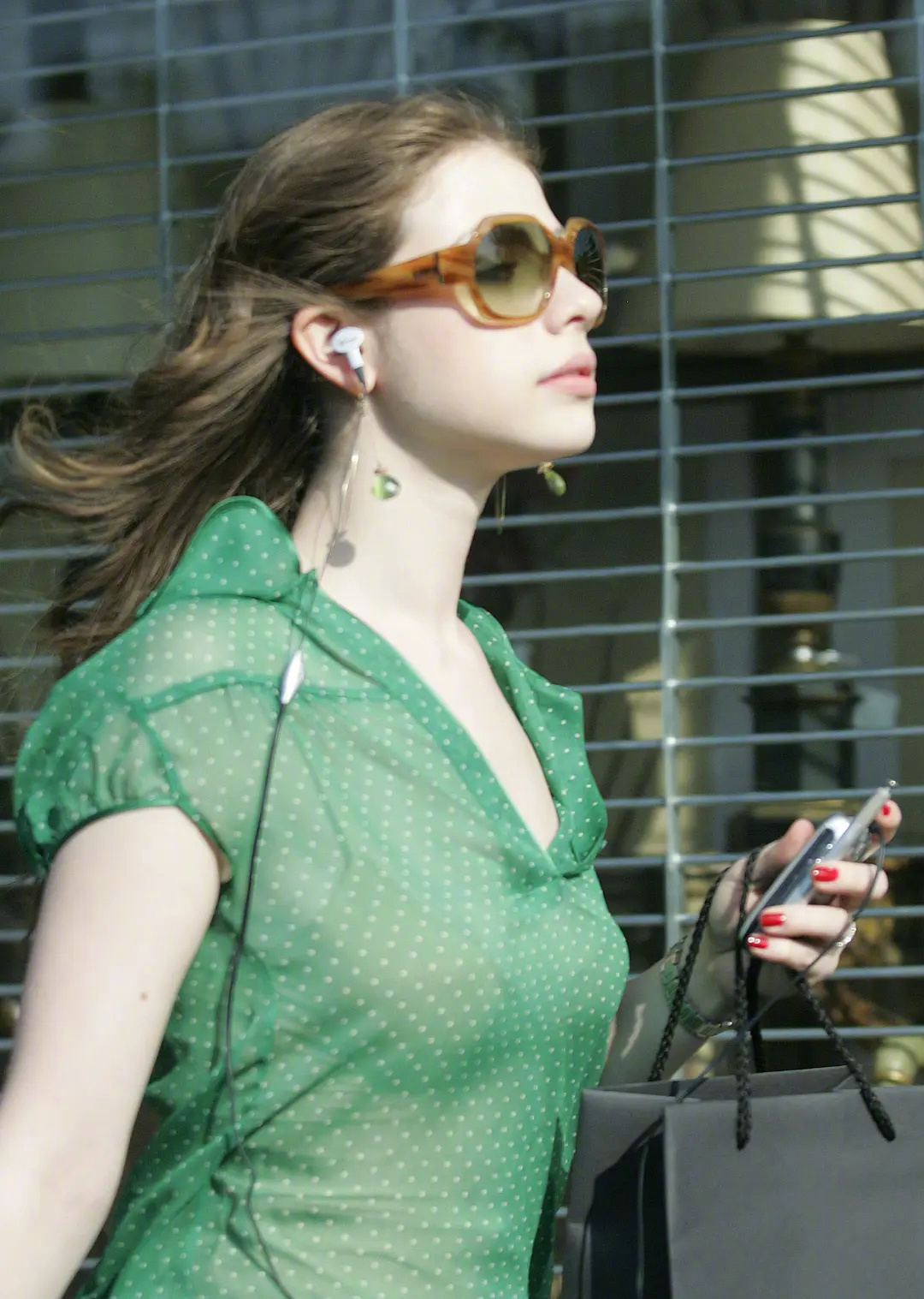 据外媒，美国演员米歇尔·崔切伯格在家中去世，终年39岁