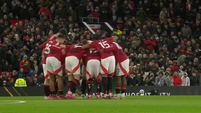 英超第27轮，十人曼联3-2伊镇，多古送礼+半场直红，B费造三球…