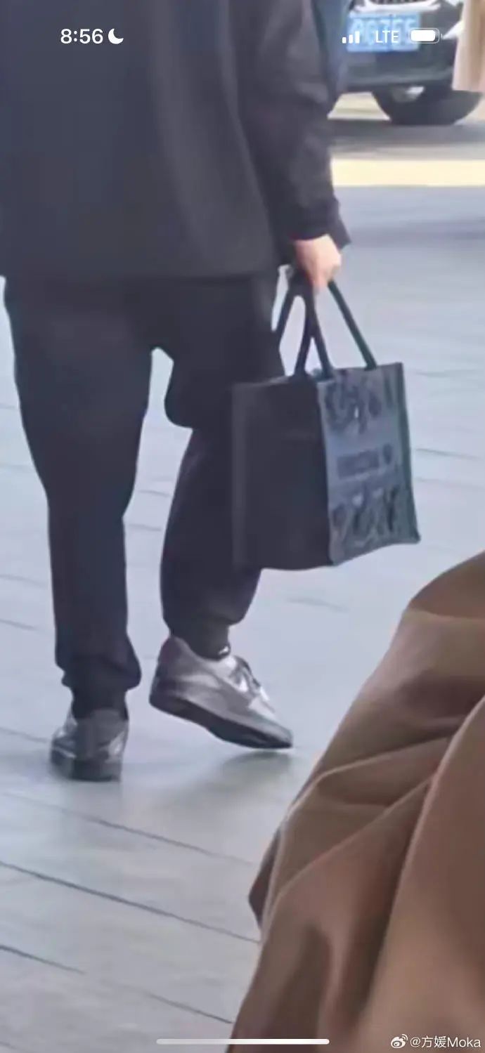 方媛微博中发出的疑似被抢的包