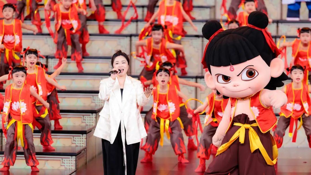 配音演员吕艳婷（左）与哪吒。图片来源：电影《哪吒之魔童闹海》官方微博