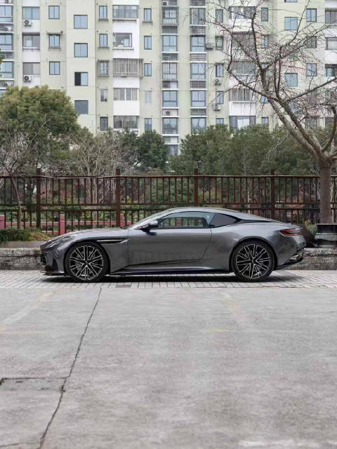 在优雅皮囊之下，DB12搭载的4.0升V8双涡轮增压发动机如同被驯服的猛兽