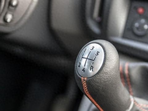 紧急刹车时手动挡要不要踩离合？新手必看，做错后果很严重！