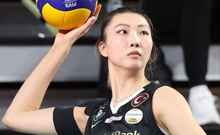 官宣！中国女排迎来大变动，新老队长即将回国，王梦洁重返山东