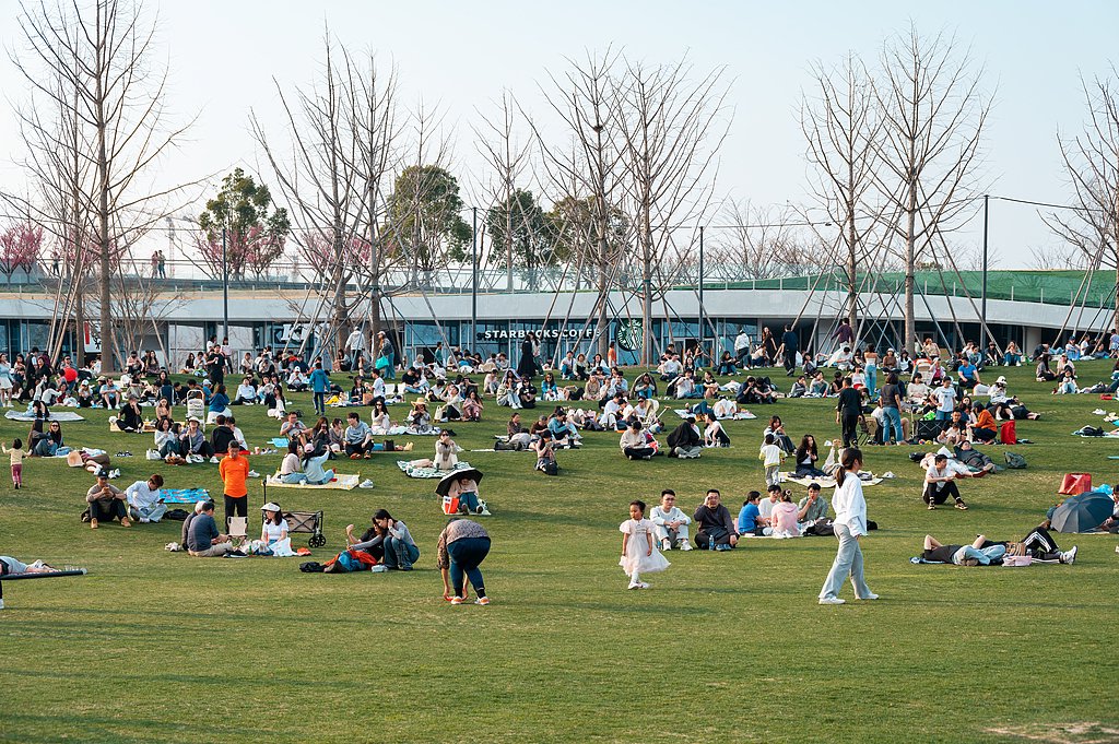 2025年3月2日,上海,市民在浦東新區的上海世博文化公園露營。 視覺中國 圖