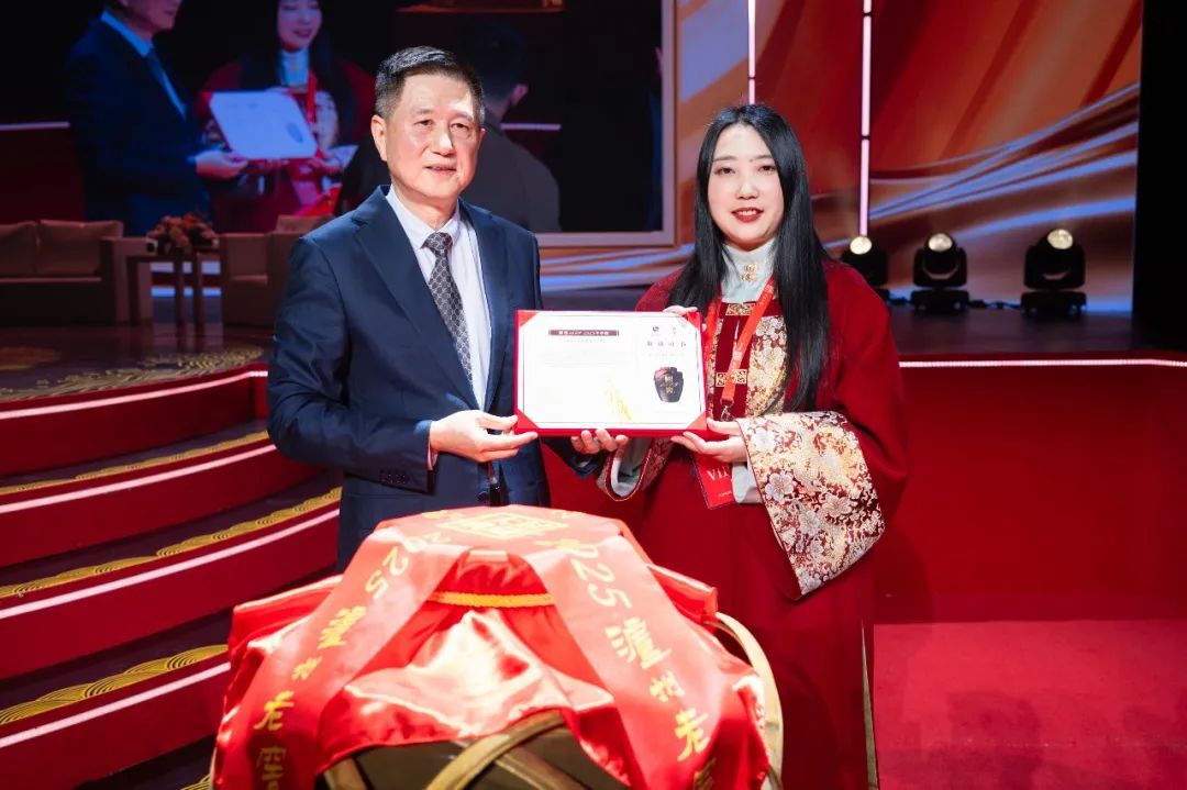 中国非物质文化遗产保护协会会长王晓峰(左)、成都银花丝制作技艺传承人雁鸿(右)