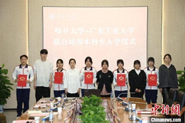 广东工业大学为首批10位来自喀什大学的联合培养本科生举行入学仪式。广东工业大学供图