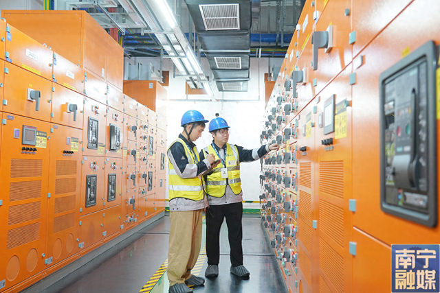 在弱电机房,工作人员仔细检查机器指数是否正常。记者 陈麒元 摄