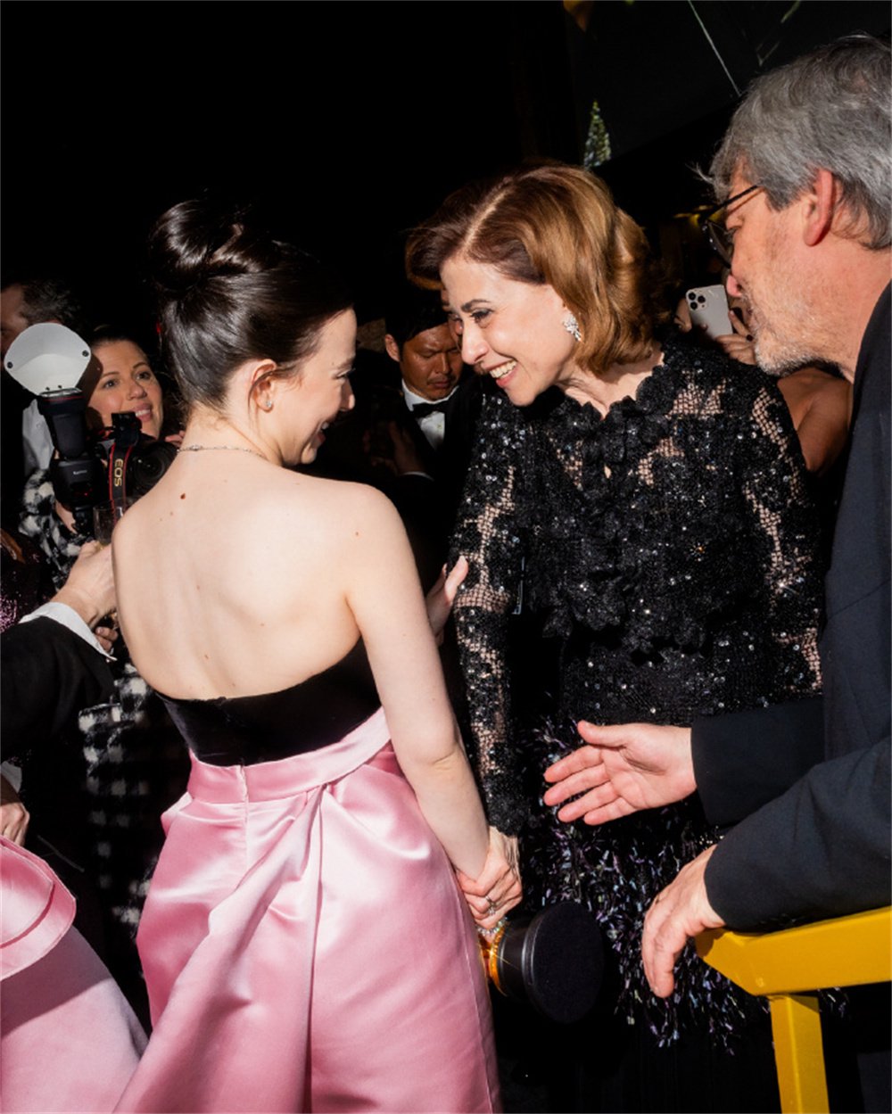 米奇·麦迪森与费尔南达·托里斯打招呼。