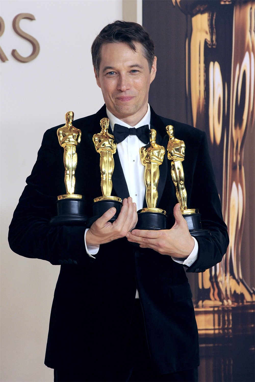 肖恩·贝克手捧四座奥斯卡奖杯。视觉中国 图