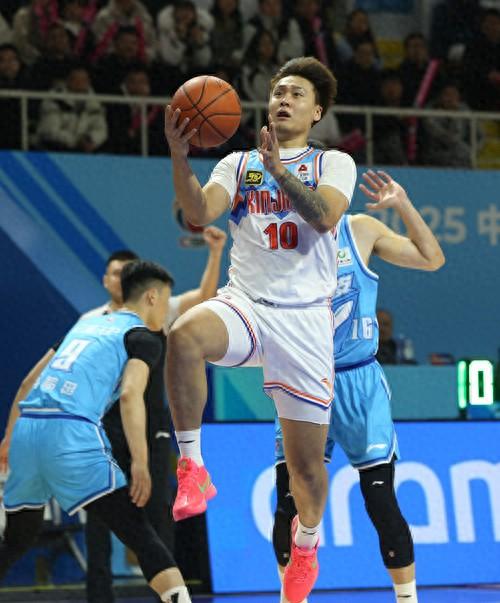 　　3月5日，新疆伊力特队球员赵睿（前）在比赛中带球上篮。新华社发（索向鲁摄）